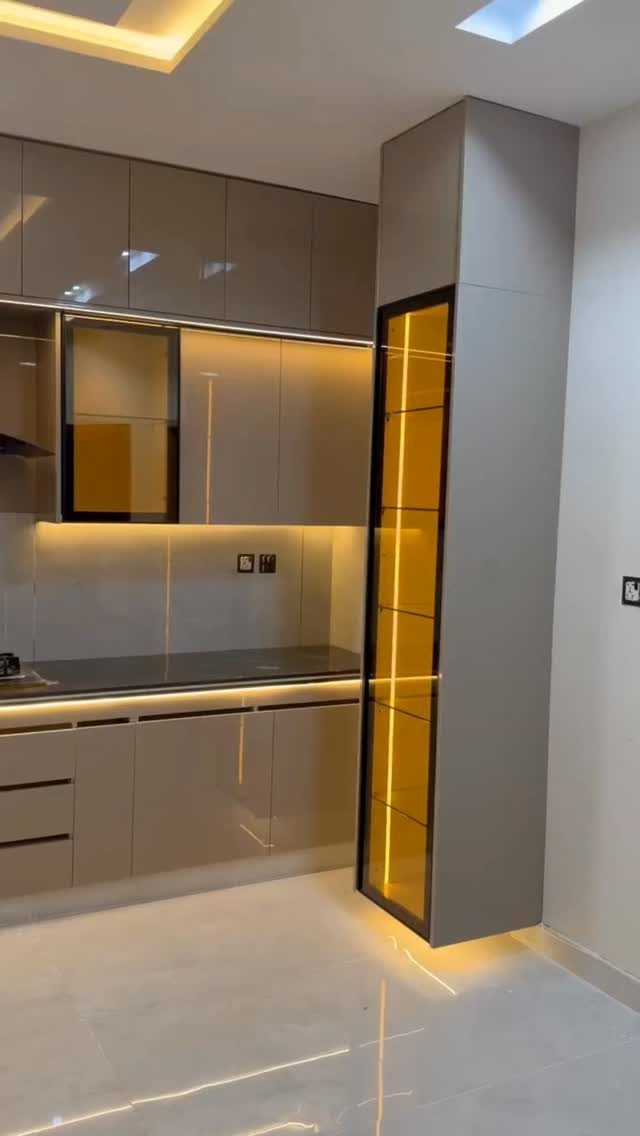 32 U Kitchen Design Ideas for Small, Open and Island Layouts 31 Glossy taupe handleless kitchen cabinets with a backlit yellow glass display cabinet.