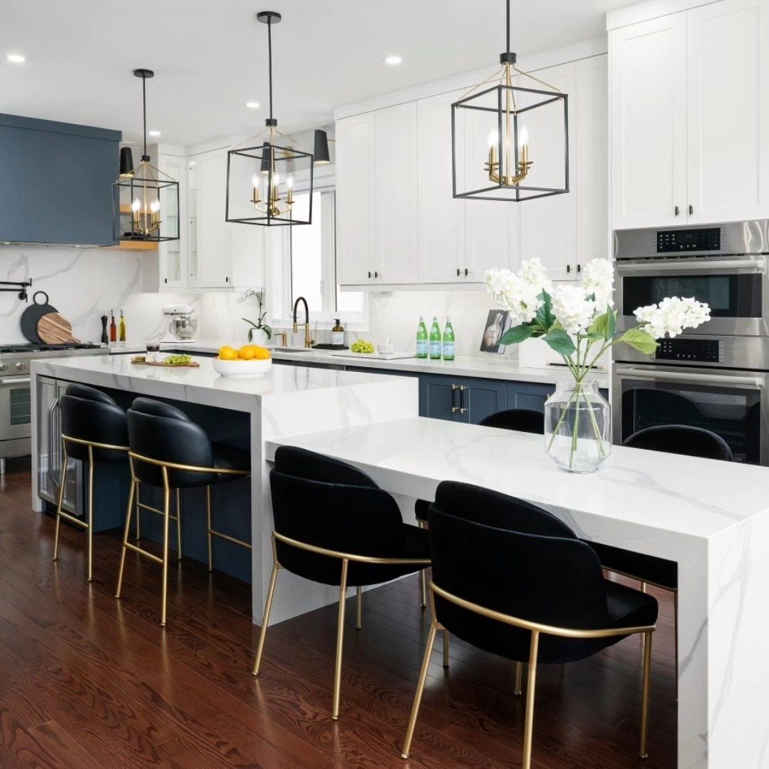 Kitchen Island with Seating on Two Sides: 10 Layout Ideas 10 White marble kitchen island with black and gold seating on two sides.